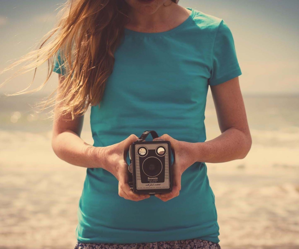 Fondo de pantalla Girl On Beach With Retro Camera In Hands 960x800