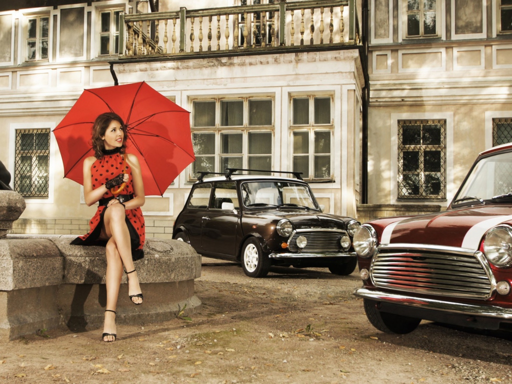 Sfondi Girl With Red Umbrella And Vintage Mini Cooper 1024x768
