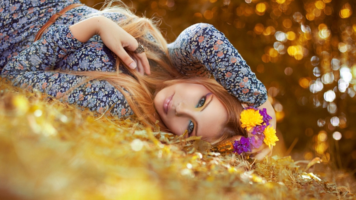 Das Romantic Girl With Flowers Wallpaper 1366x768
