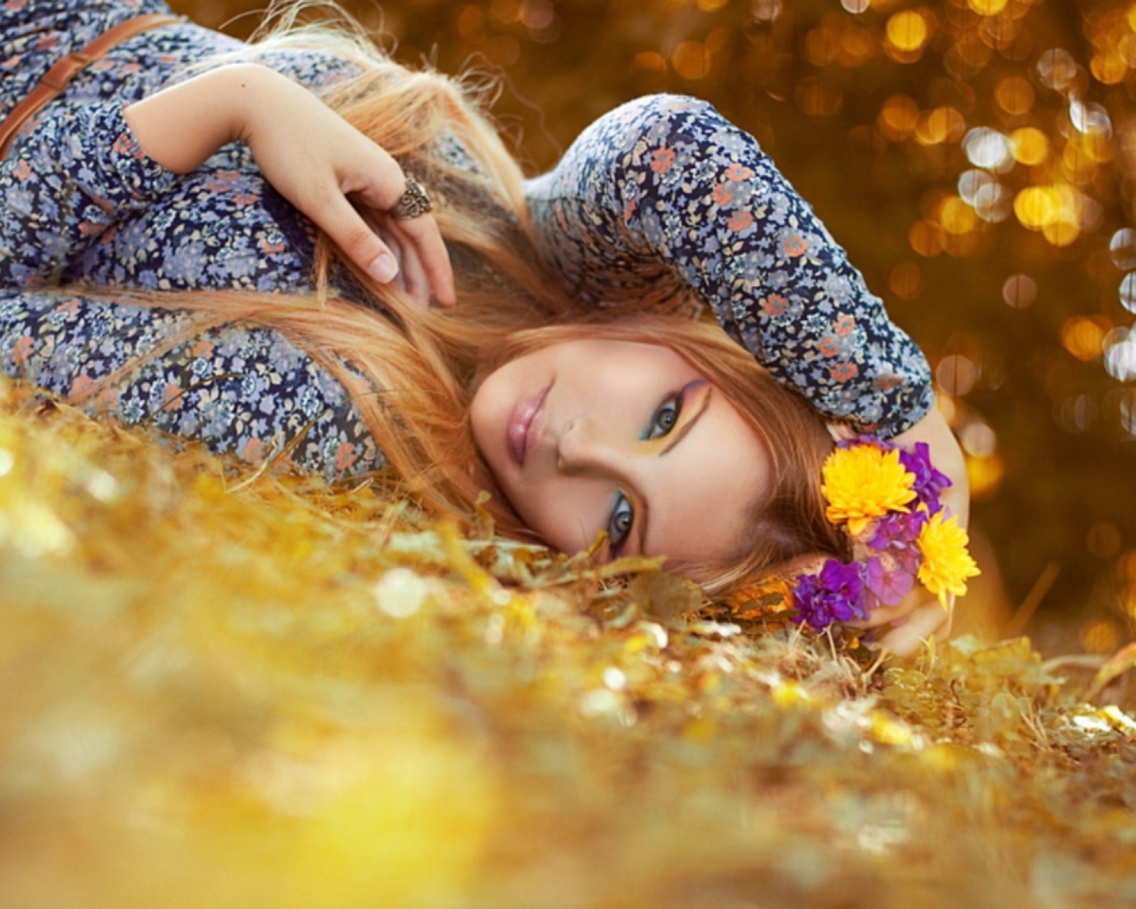Sfondi Romantic Girl With Flowers 1600x1280