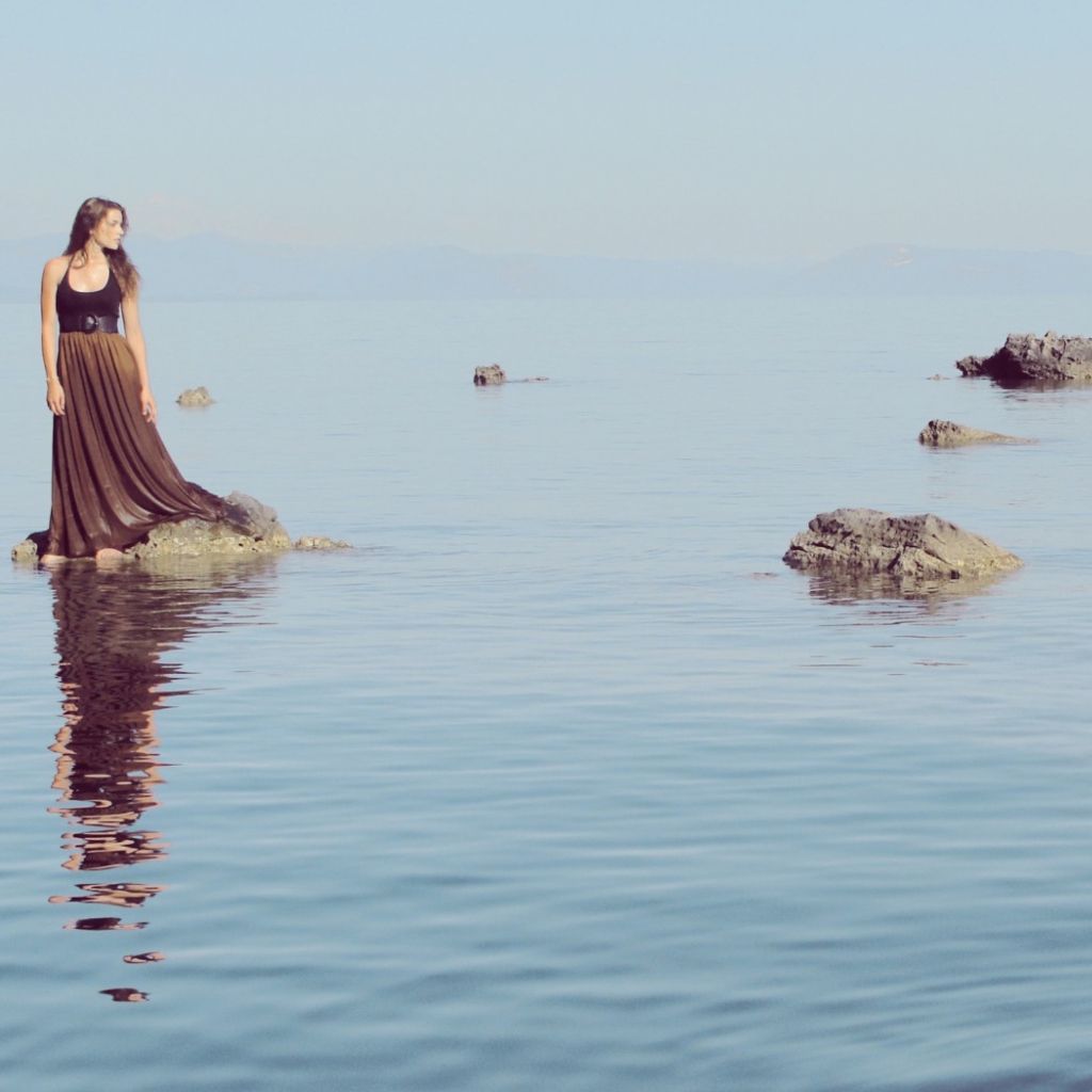 Sfondi Girl, Sea And Reflection 1024x1024