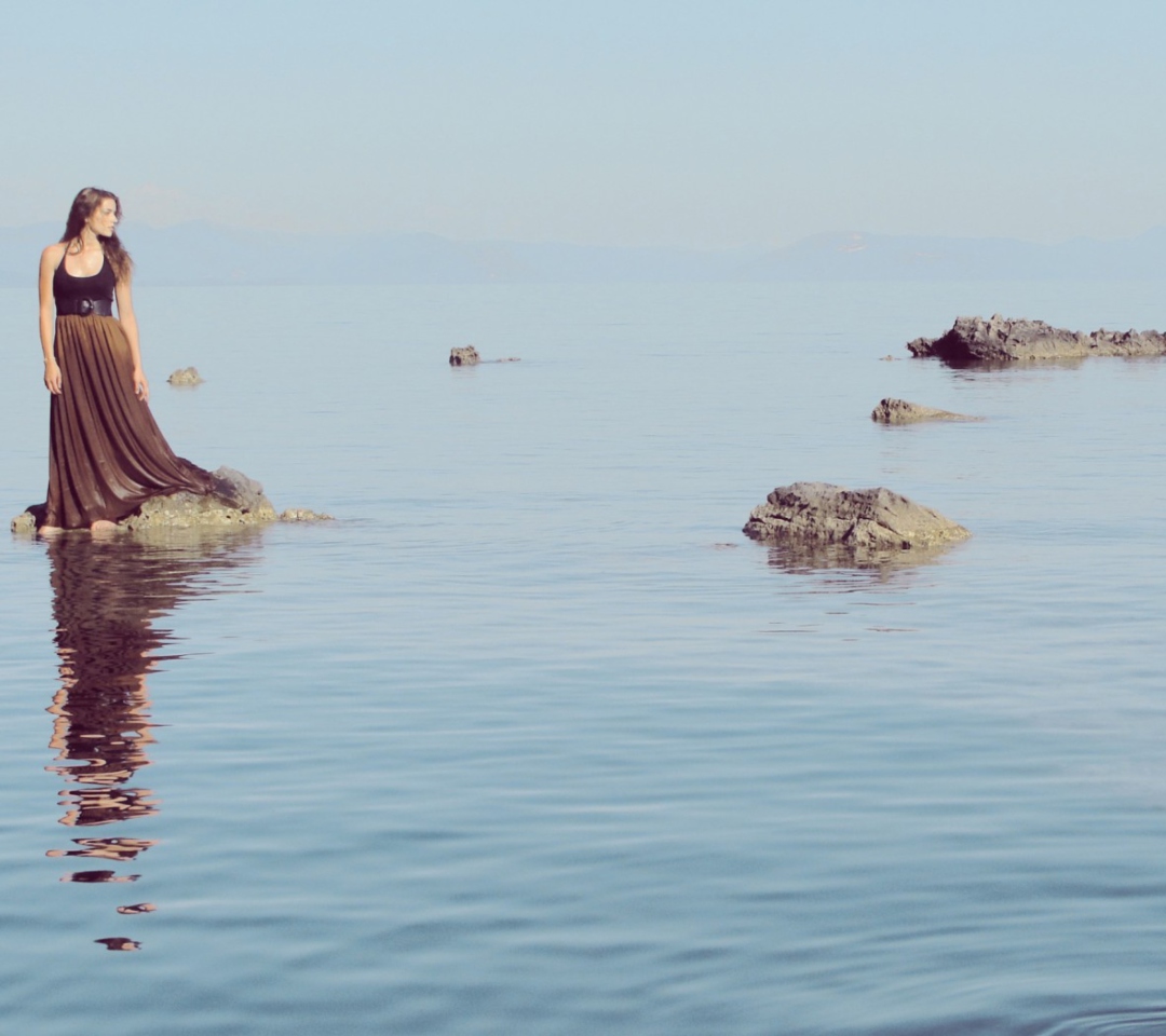 Sfondi Girl, Sea And Reflection 1080x960