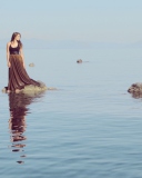Sfondi Girl, Sea And Reflection 128x160