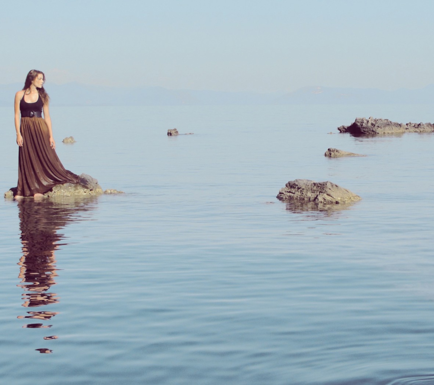 Sfondi Girl, Sea And Reflection 1440x1280