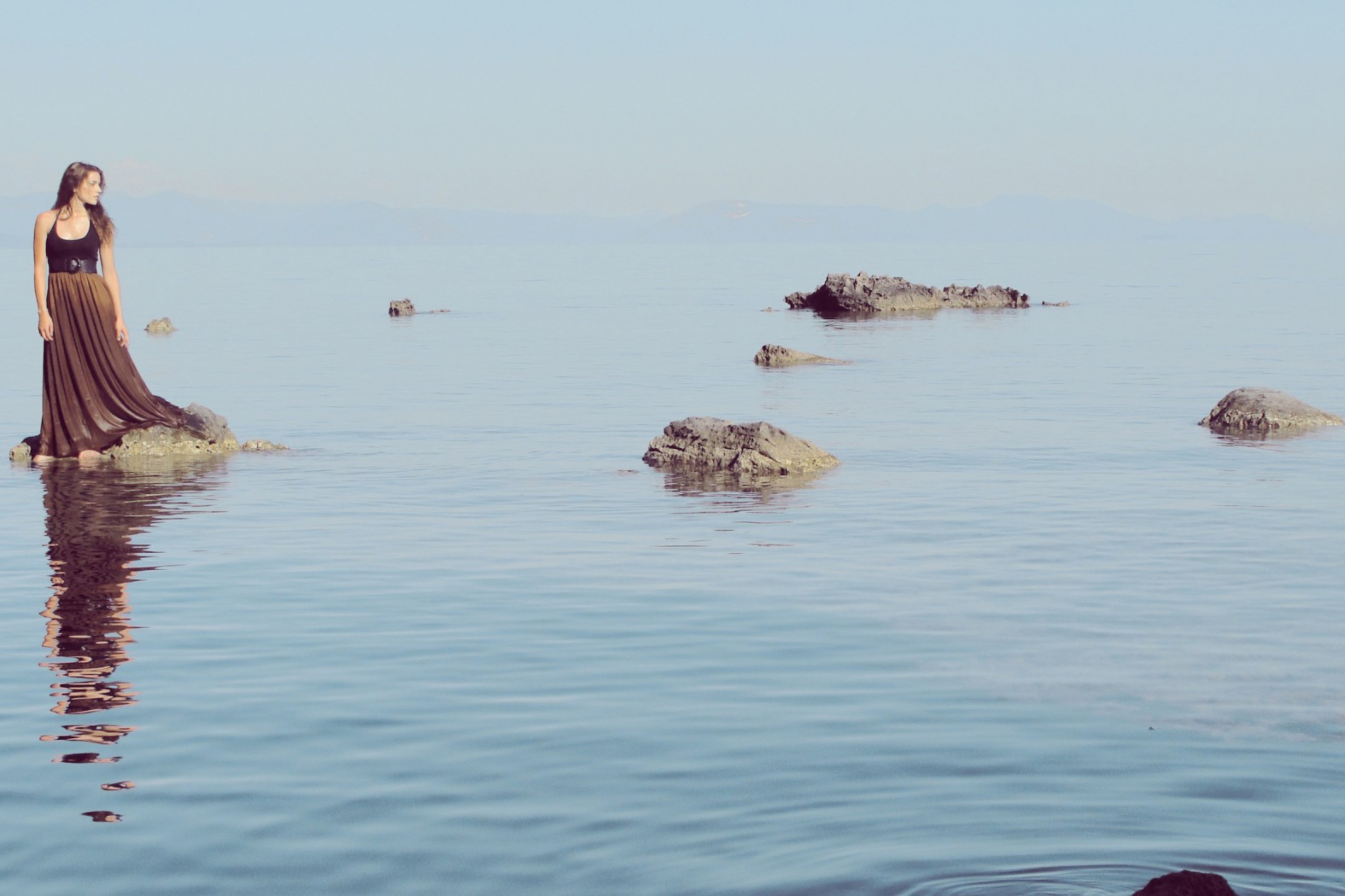 Girl, Sea And Reflection wallpaper 2880x1920