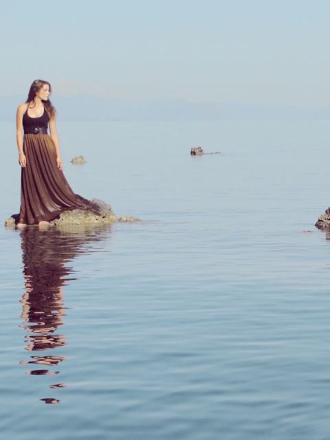 Sfondi Girl, Sea And Reflection 480x640