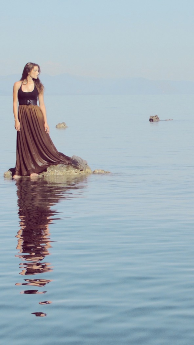 Screenshot №1 pro téma Girl, Sea And Reflection 640x1136