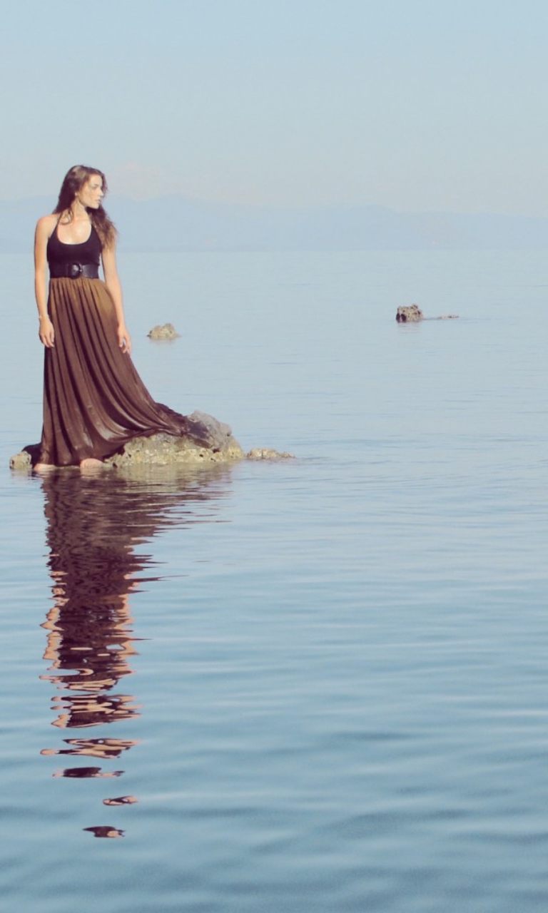 Girl, Sea And Reflection screenshot #1 768x1280