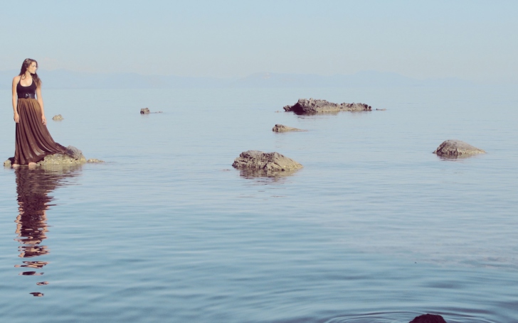 Sfondi Girl, Sea And Reflection