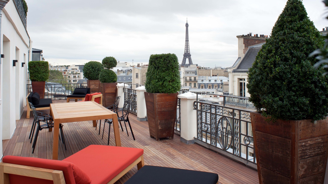 Sfondi Best Balcony In Paris 1366x768