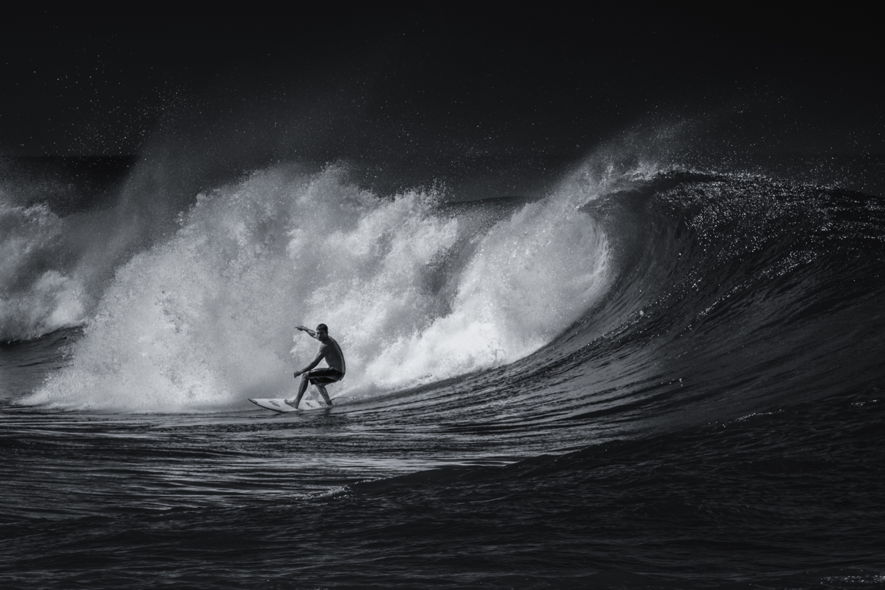 Black And White Surfing wallpaper 2880x1920