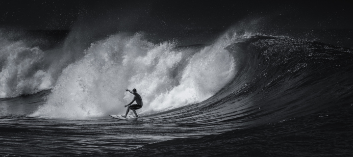 Обои Black And White Surfing 720x320