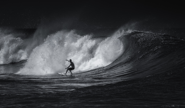 Das Black And White Surfing Wallpaper