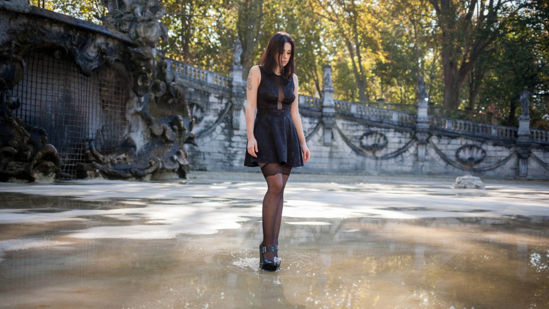 Sfondi Stockings brunette in puddle 1920x1080