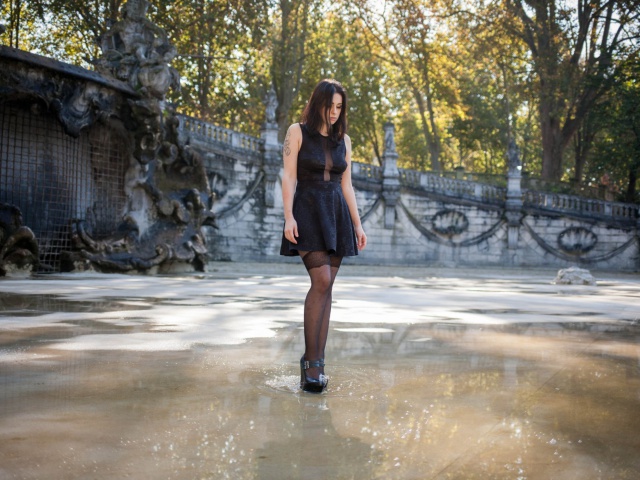 Das Stockings brunette in puddle Wallpaper 640x480