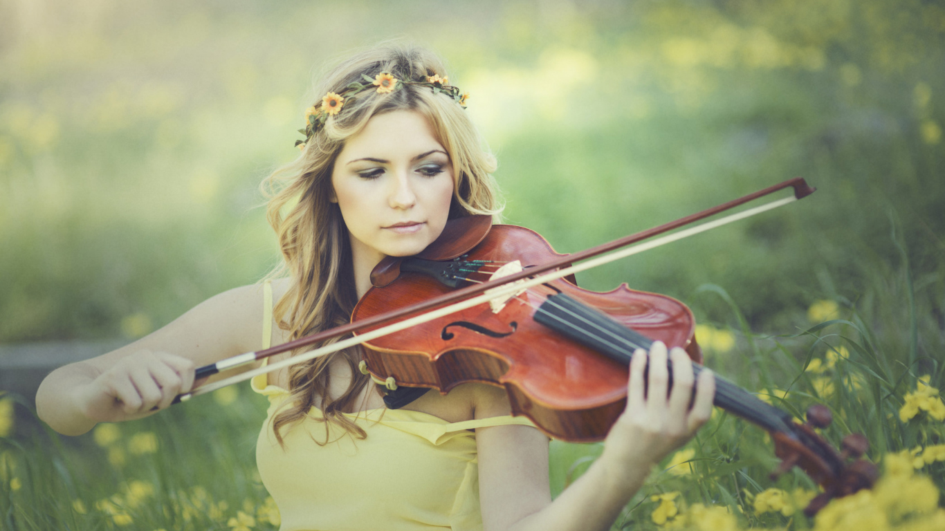 Girl Violinist wallpaper 1366x768