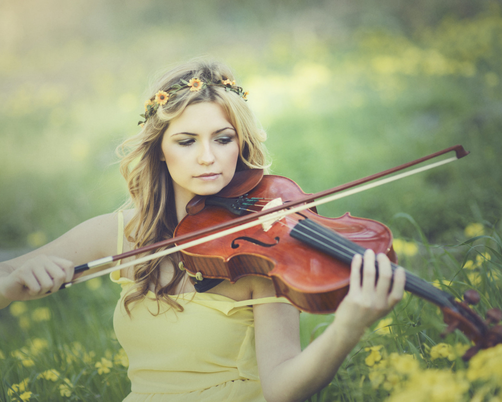 Обои Girl Violinist 1600x1280