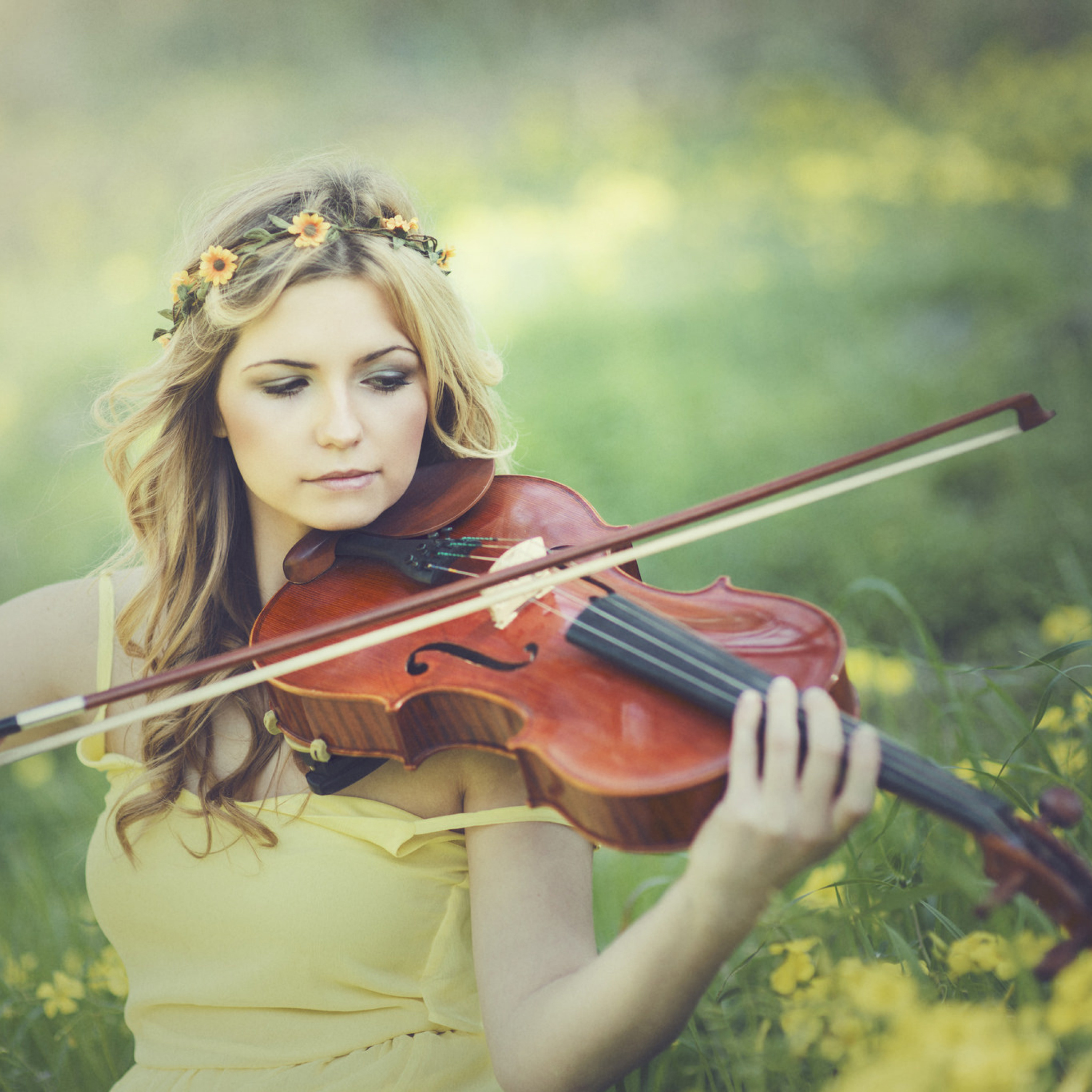 Das Girl Violinist Wallpaper 2048x2048
