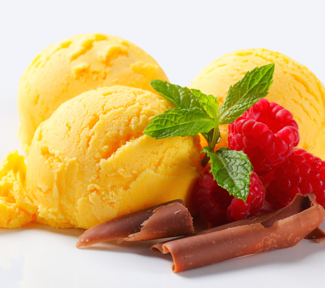 Обои Ice cream with strawberry 1080x960