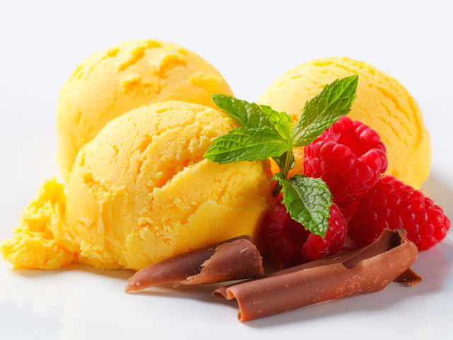 Обои Ice cream with strawberry 640x480