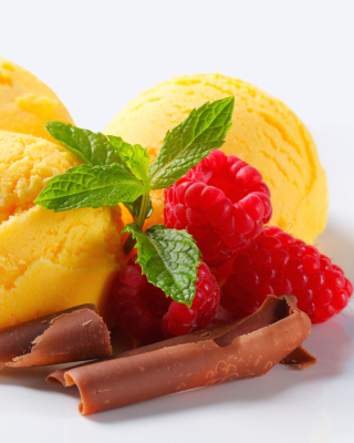 Ice cream with strawberry - Obrázkek zdarma pro 768x1280