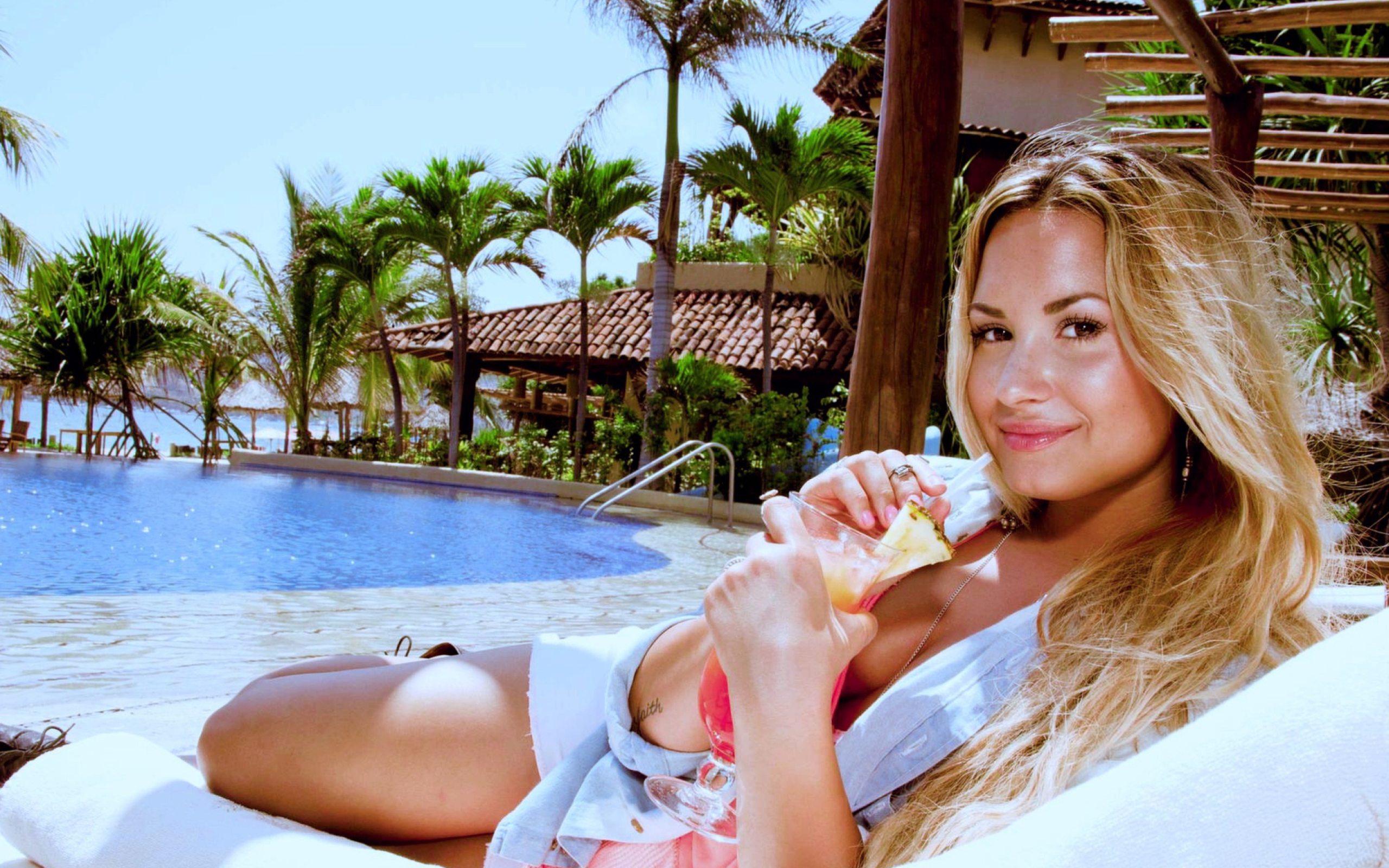 Обои Demi Lovato Summer 2012 2560x1600