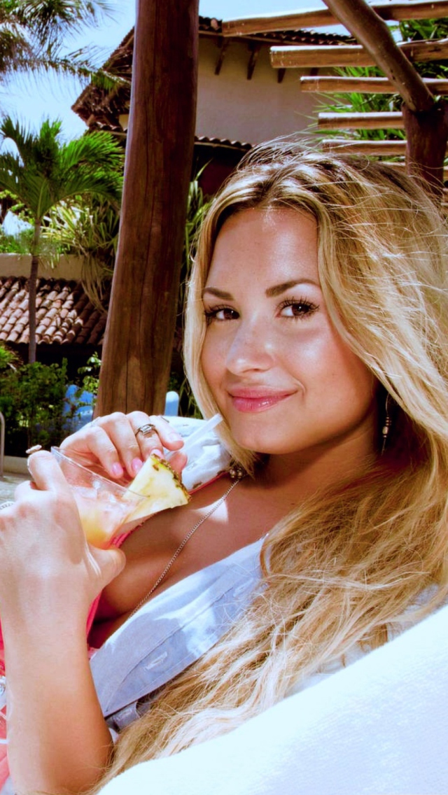 Demi Lovato Summer 2012 screenshot #1 640x1136