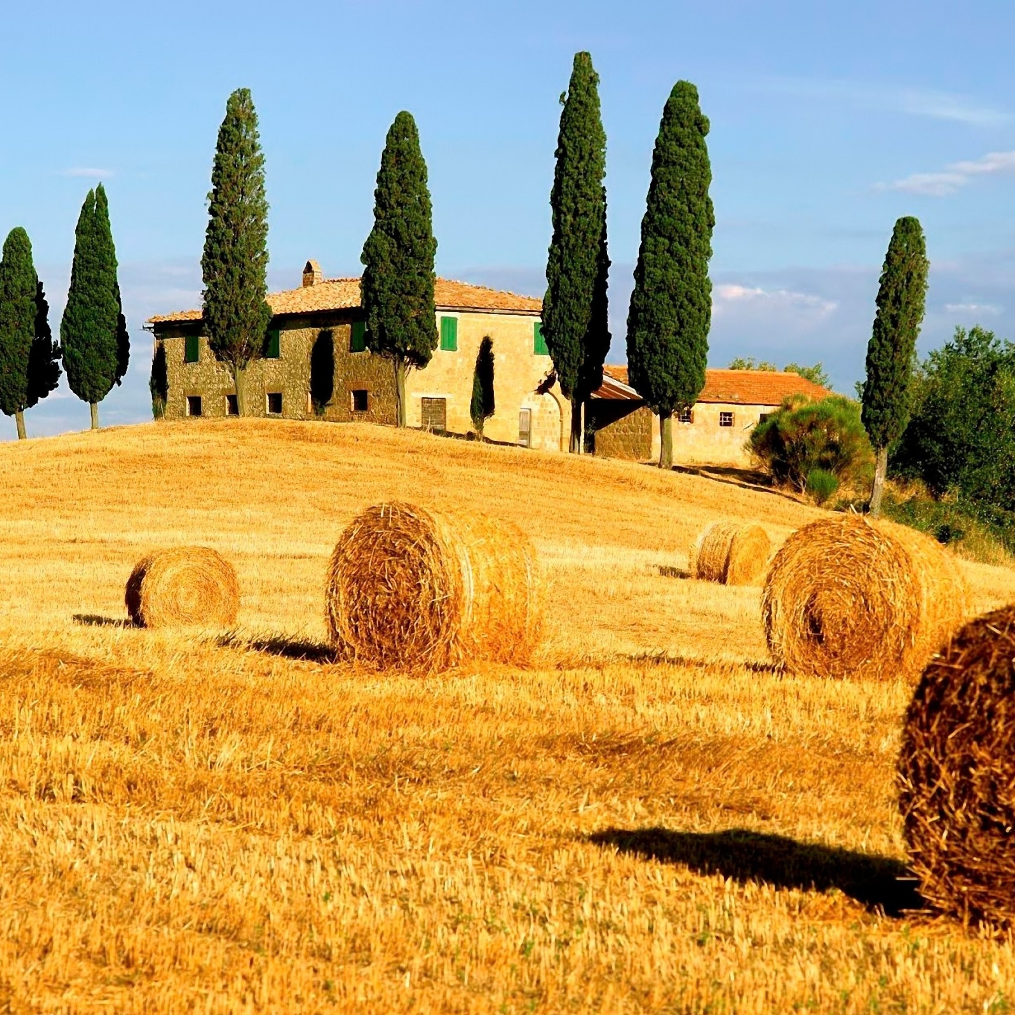 Haystack in Italy wallpaper 2048x2048