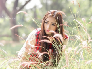 Обои Asian Girl In Field 320x240