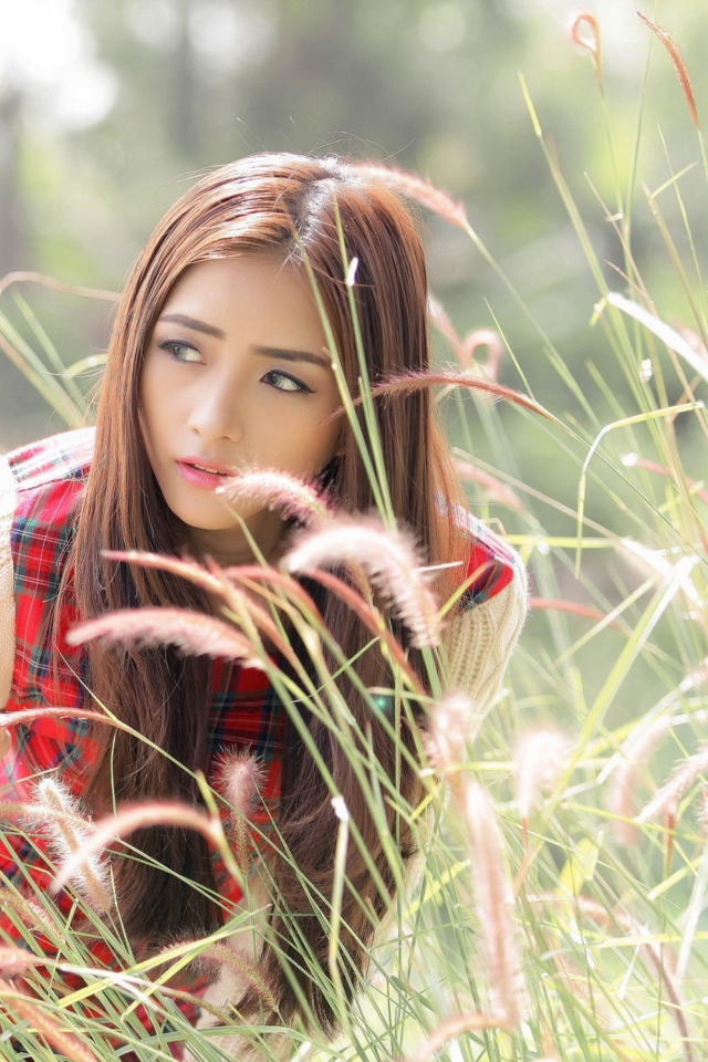 Das Asian Girl In Field Wallpaper 640x960