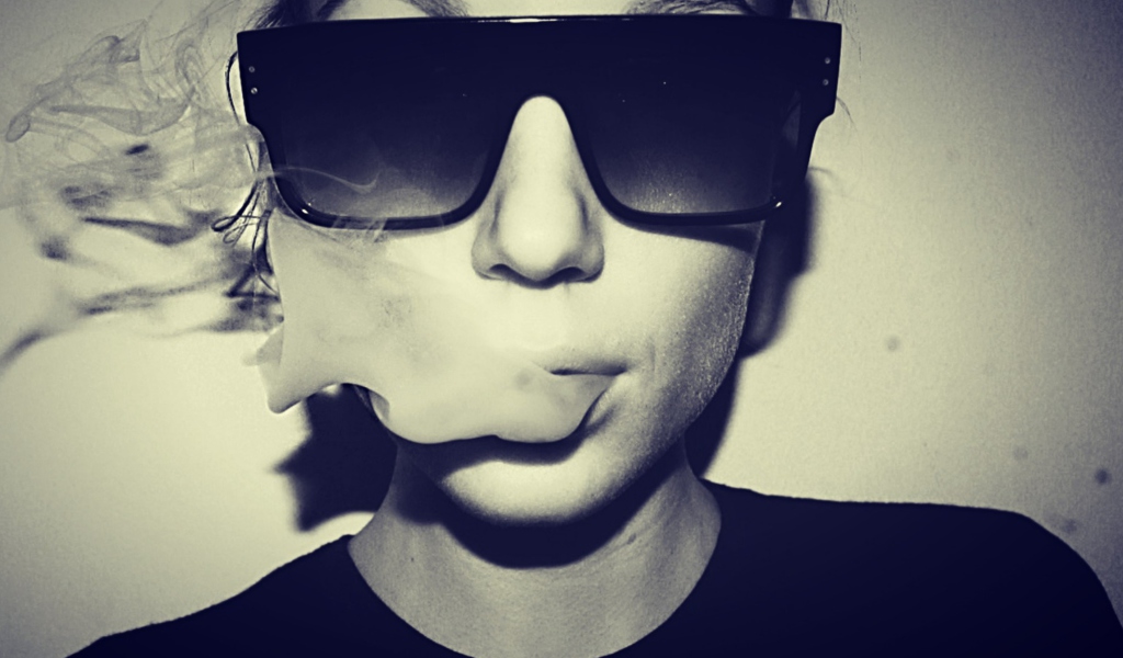 Das Sunglasses And Smoke Wallpaper 1024x600