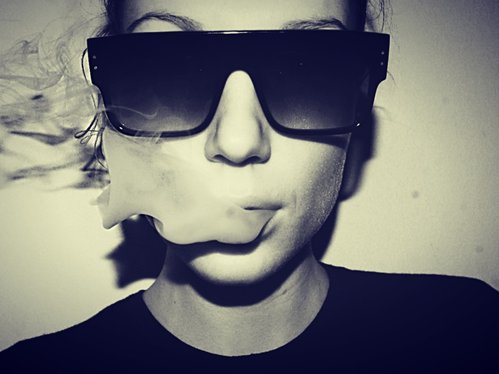 Das Sunglasses And Smoke Wallpaper 1024x768