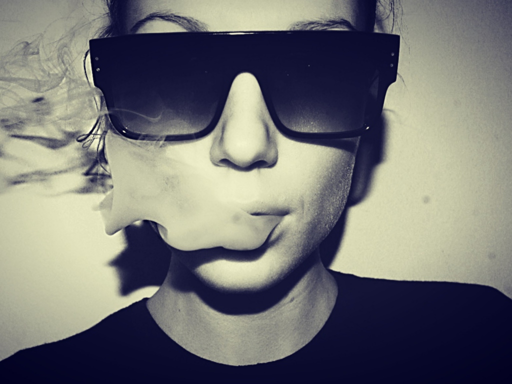 Обои Sunglasses And Smoke 1024x768