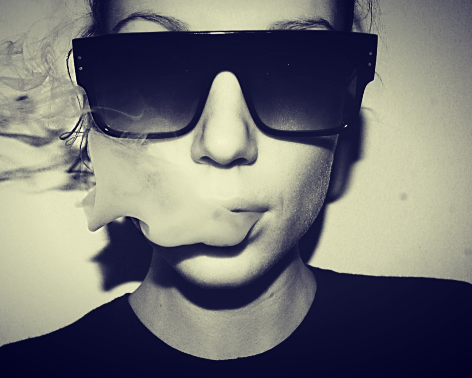 Fondo de pantalla Sunglasses And Smoke 1600x1280