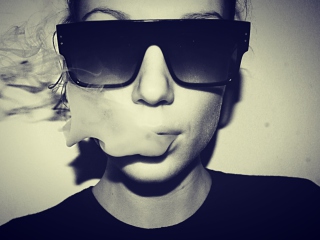 Das Sunglasses And Smoke Wallpaper 320x240