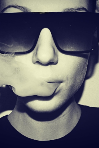 Das Sunglasses And Smoke Wallpaper 320x480