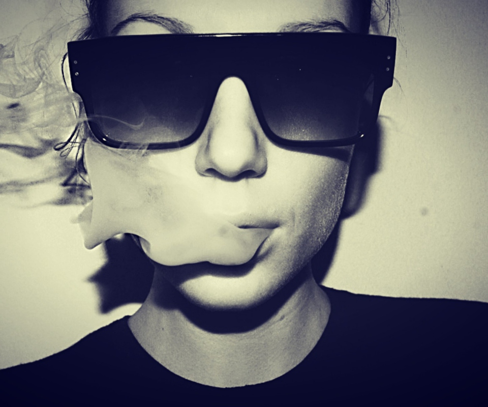 Sunglasses And Smoke wallpaper 960x800