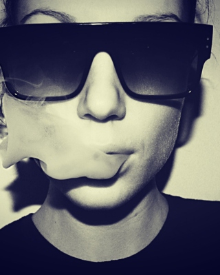 Sunglasses And Smoke - Obrázkek zdarma pro iPhone 4S