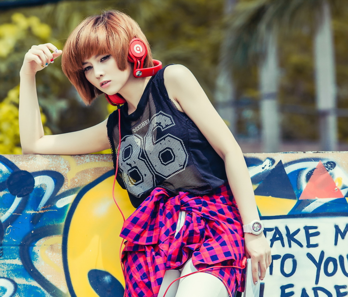 Screenshot №1 pro téma Cool Girl With Red Headphones 1200x1024
