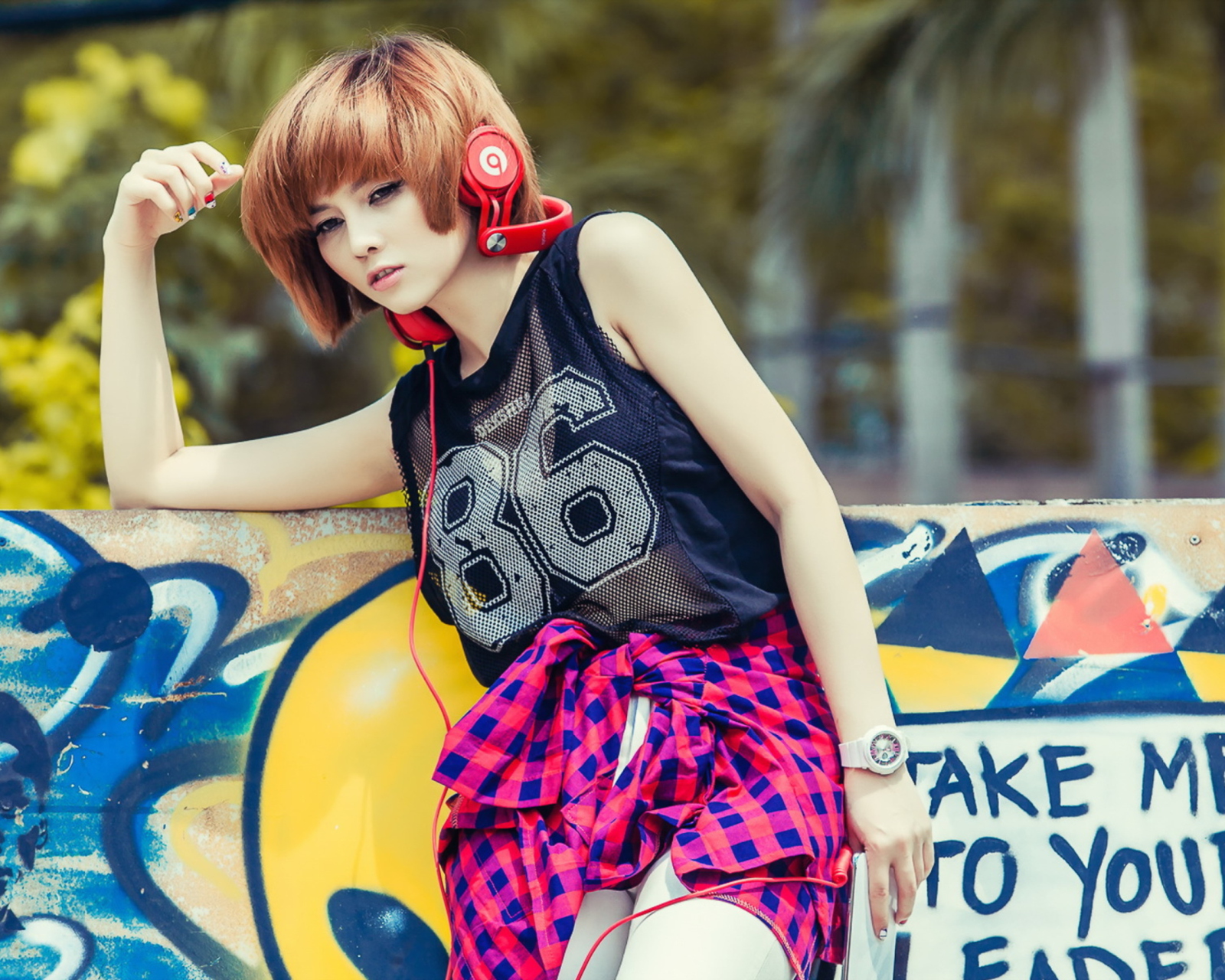 Das Cool Girl With Red Headphones Wallpaper 1600x1280