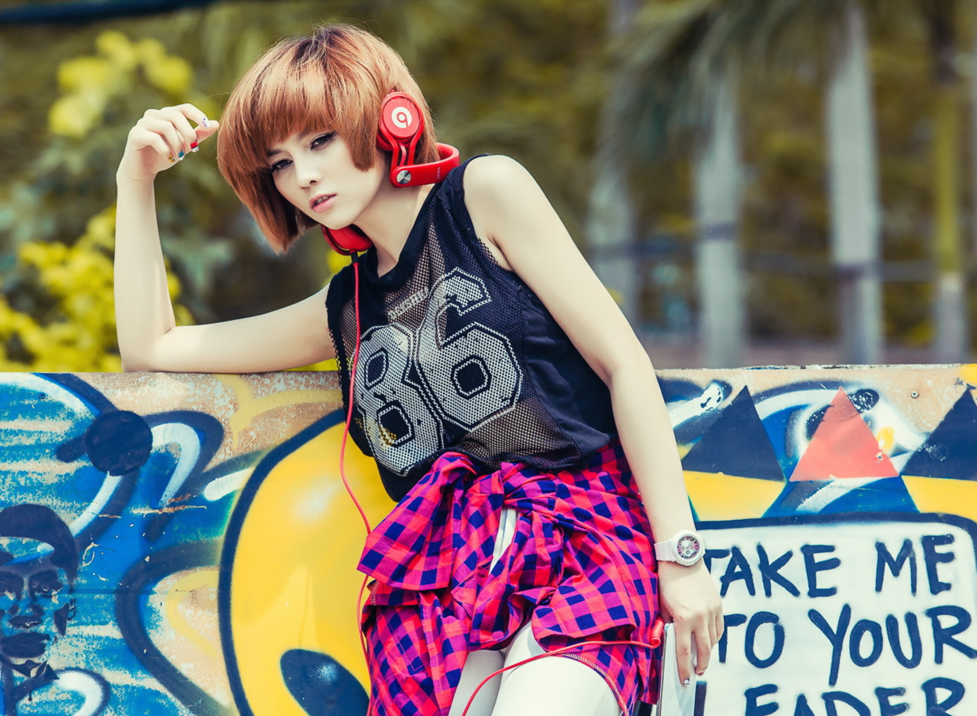 Das Cool Girl With Red Headphones Wallpaper 1920x1408