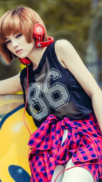 Das Cool Girl With Red Headphones Wallpaper 360x640