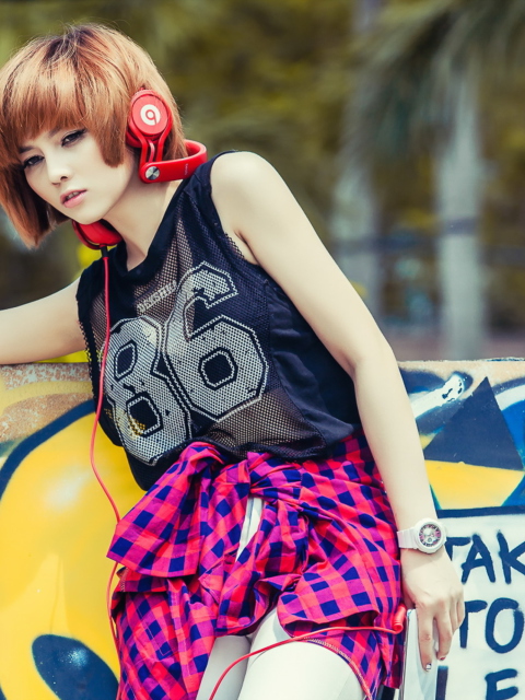 Das Cool Girl With Red Headphones Wallpaper 480x640