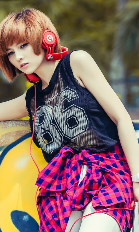 Das Cool Girl With Red Headphones Wallpaper 480x800