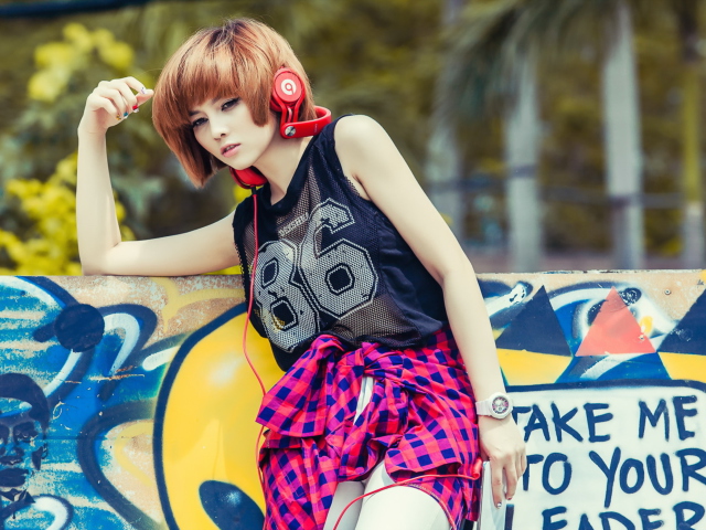 Обои Cool Girl With Red Headphones 640x480