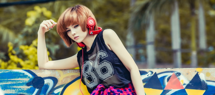 Screenshot №1 pro téma Cool Girl With Red Headphones 720x320