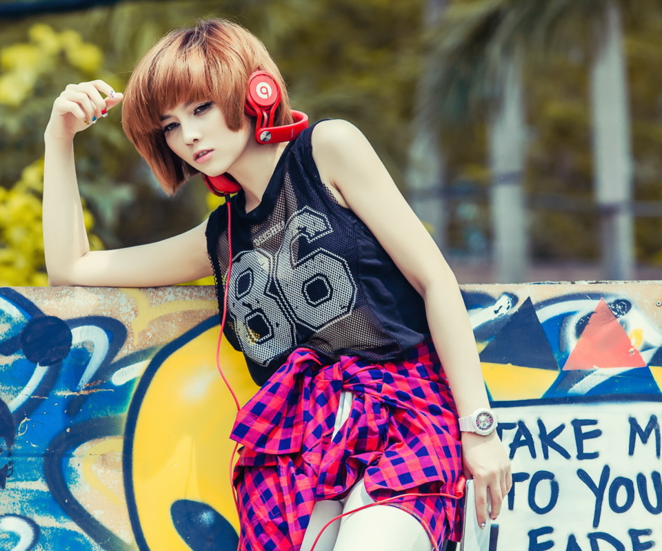 Das Cool Girl With Red Headphones Wallpaper 960x800