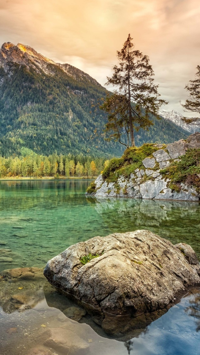 Sfondi Tarn lake in Canada 640x1136