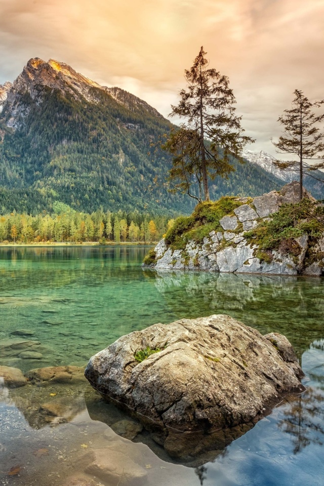 Das Tarn lake in Canada Wallpaper 640x960