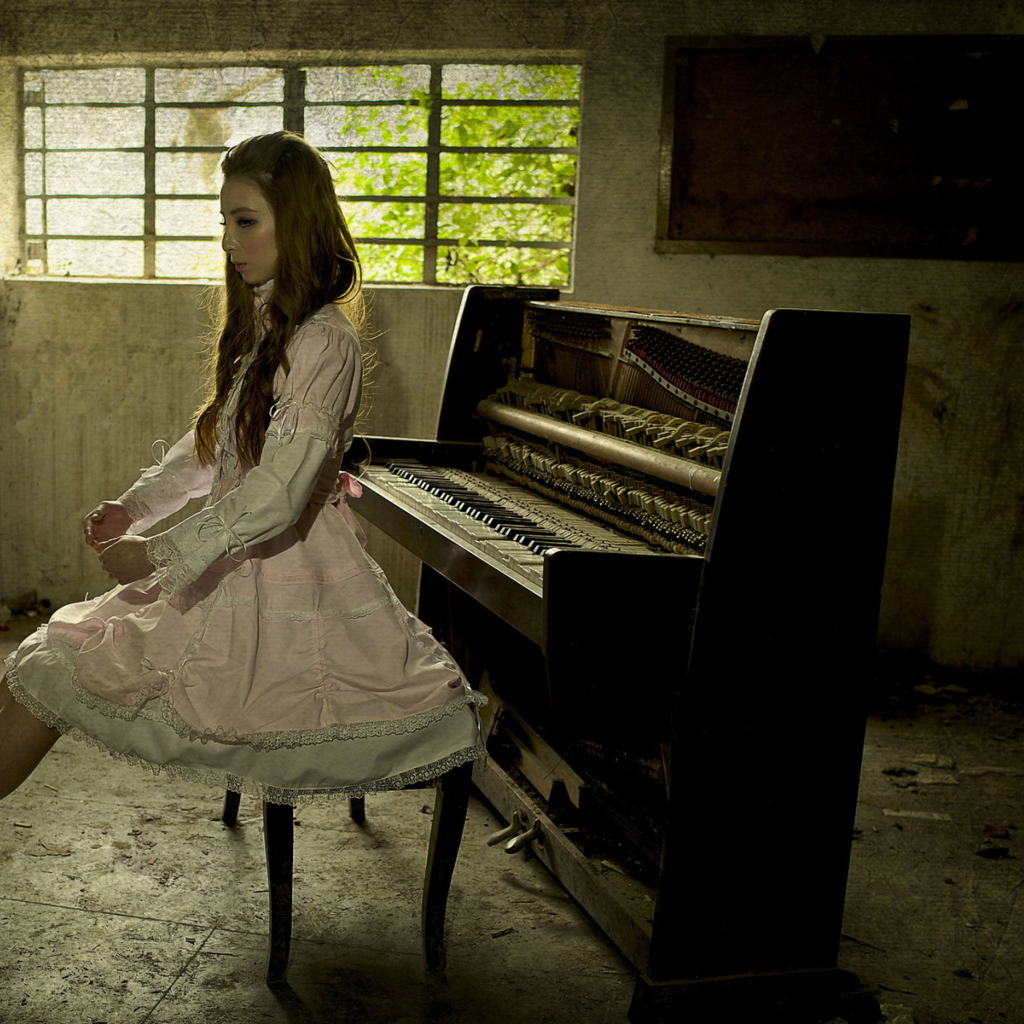 Girl And Piano wallpaper 1024x1024
